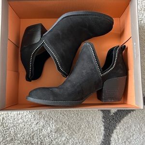 These are crown vintage black size 7 1/2